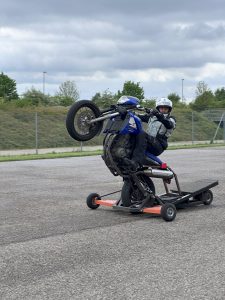 Teilnehmer auf Wheelie-Trainings-Motorrad